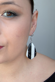 Boucles d'oreilles imitation marbre noir et blanc polymère stenna bijoux pétale