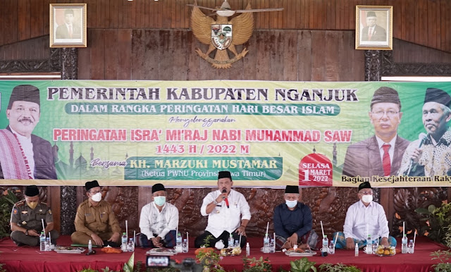 Caption: Kegiatan tausiyah dalam rangka Isra Mikraj 1443 hijriah di Pendopo Kabupaten Nganjuk, Selasa (1/3/2022).