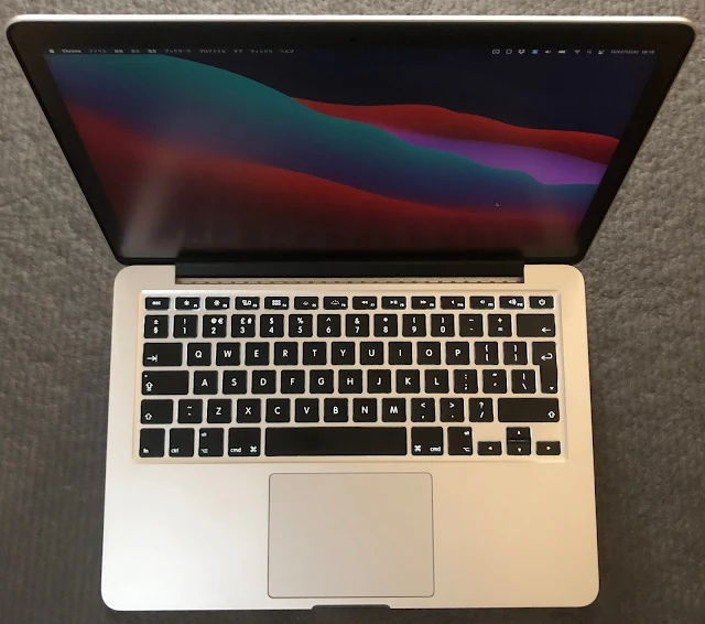 Macbookを見下ろす