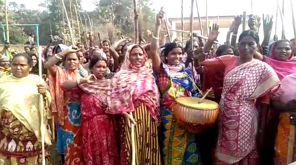 Indigenous-women-armed-protest