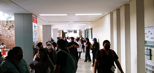 Aglomeraciones, sin filtros sanitarios, en el Hospital T1 del IMSS en Mérida