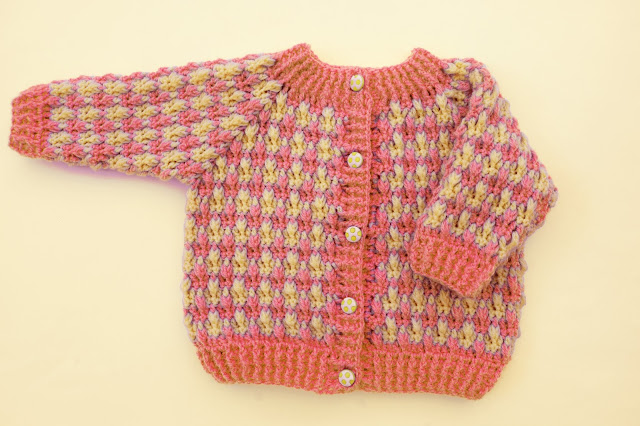 2 - Crochet  Imagen Preciosa chaqueta de nene para navidad a crochet y ganchillo Majovel Crochet facil sencillo bareta paso a paso DIY puntada punto