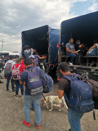 Identifica INM a 330 personas migrantes irregulares en autopista Puebla-Orizaba