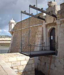 Un ponte levatoio, il simbolo della portezione degli accessi, nel periodo medioevale