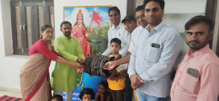 छोटे बच्चे ने अपने जन्मदिन पर विधालय में दरीया भेट की!