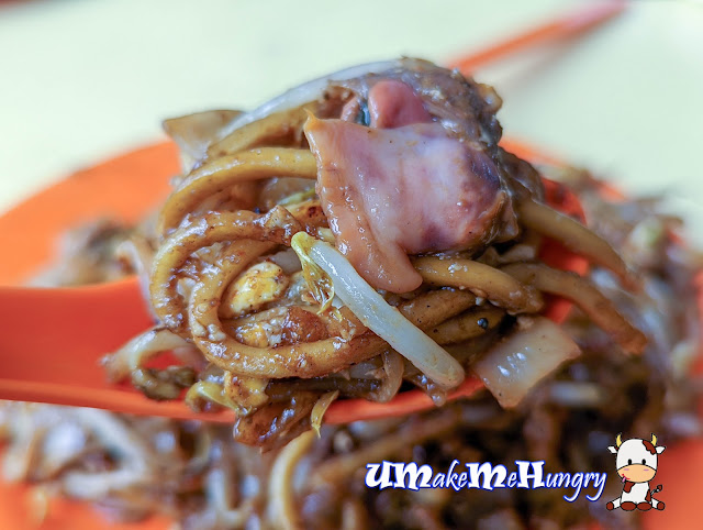 A spoonful of Kway Teow with Cockles