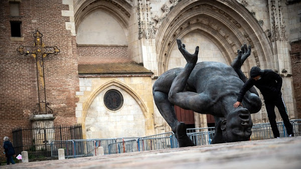 Toulouse : un géant quasi nu face à la cathédrale fait polémique