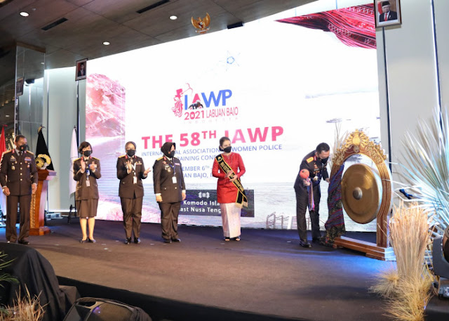 Iptu Nanin Polwan Polda Sumut  jadi Moderator Acara IAWP ke 58 