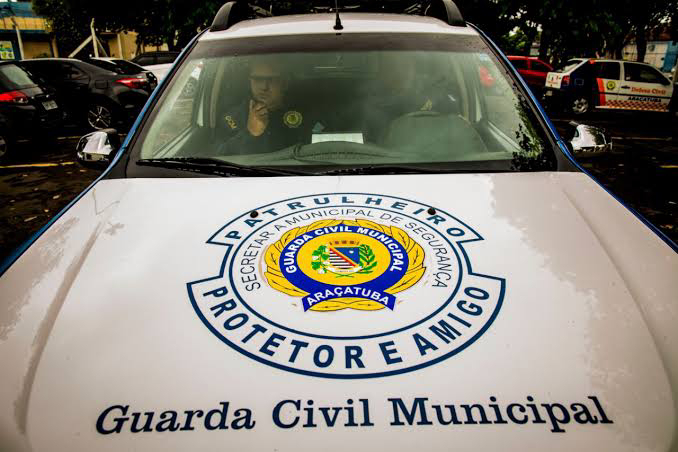 Homem é preso por embriaguez após jogar carro em viatura da GCM e bater em muro de cemitério em Araçatuba 