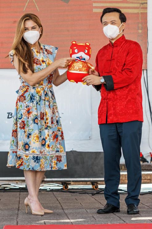 Alcaldesa Carolina Mejía y el embajador chino Zhang Run inauguran Gala Comunitaria del Año Nuevo Chino en la Ciudad Colonial