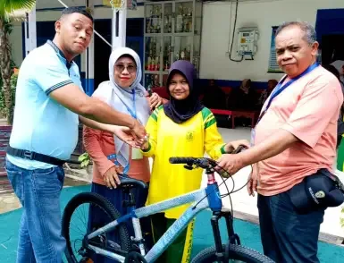 Hari Guru Nasional 2024, Dini Putri Ananda Raih Sepeda yBAS pada Jalan Santai SMPN 6 Padang