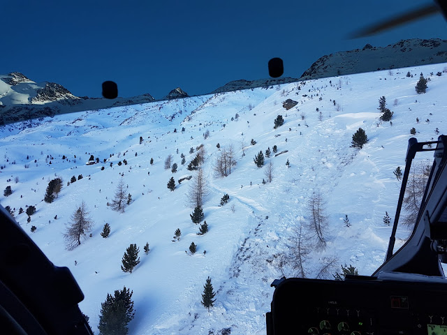 Prime piccole valanghe con tracce in entrata fotografate dall’elicottero Pelikan 3. A causa del marcato problema della neve vecchia, la valanga trascina con sé tutto il manto nevoso preesistente. (Foto: CNSAS Vallelunga, 08.02.2022)