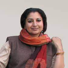 “गीतांजलि श्री” इंटरनेशनल बुकर अवार्ड जीतने वाली पहली भारतीय लेखिका बन गई हैं ।