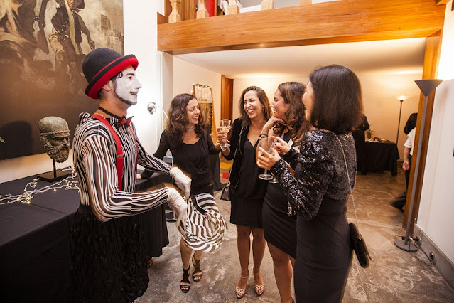 Artista de circo recepcionando convidados de festa de confraternização.