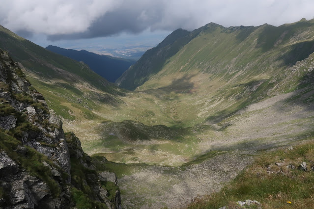 Výhľad do doliny v okolí sedla Podragu.