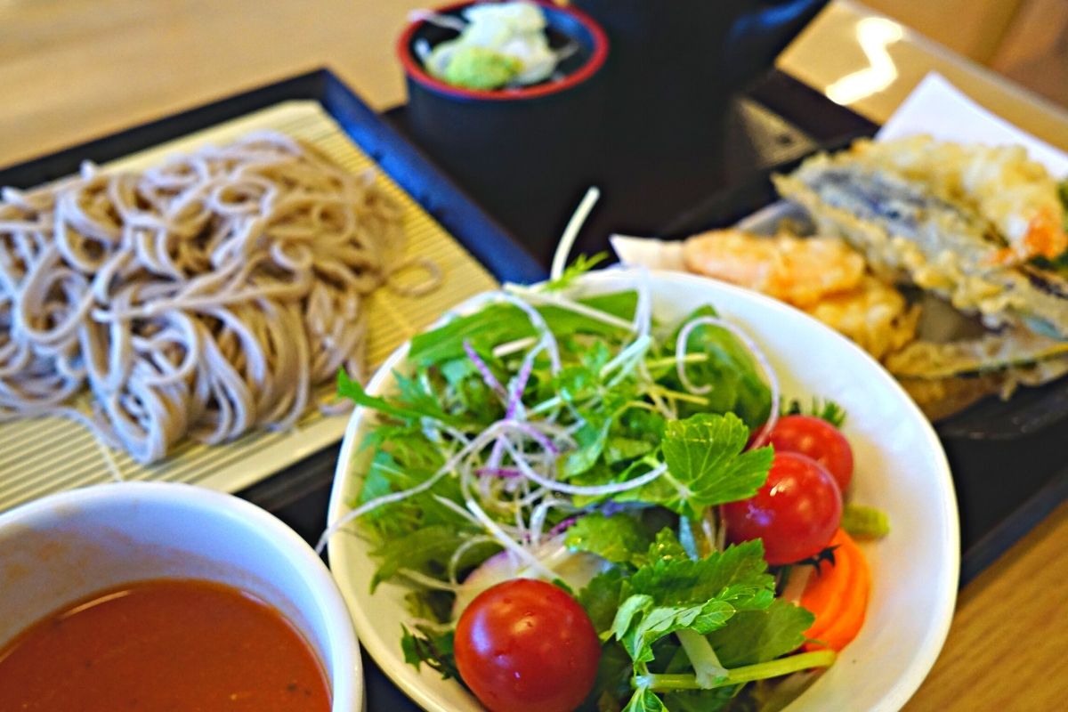 天ぷら蕎麦とサラダのセット