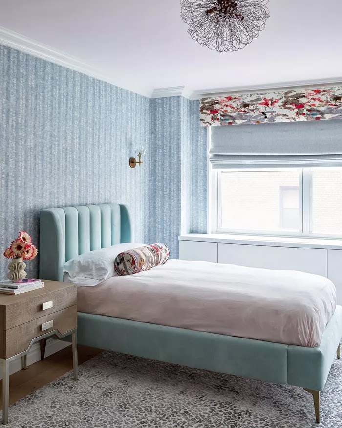 Mavi desenli duvarları, mavi döşemeli yatağı ve desenli Roma tonlarıyla genç bir kızın yatak odası.