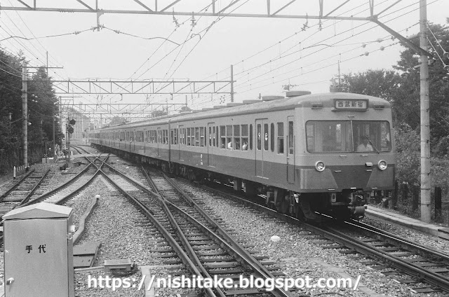 赤電701系+451系の6両による拝島発上り普通西武新宿行。　萩山　1982.8下旬