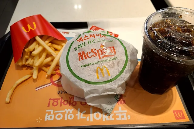 맥도날드 맥스파이시 토마토 치즈크러스트 버거 (1)