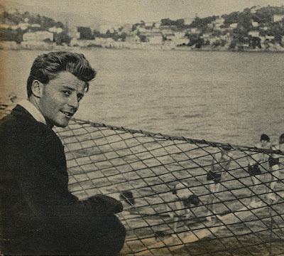 Gérard Philipe à bord du "Colombus" en 1948, devant Villefranche-sur-Mer