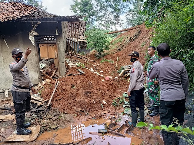 Diguyur Hujan Deras, Rumah Seorang Nenek  Hancur Diterjang Longsor