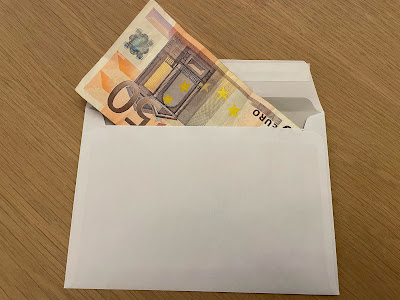50 euron seteli pilkottaa kirjekuoresta