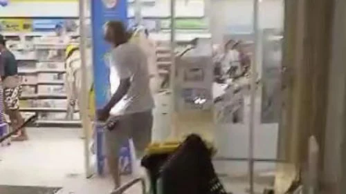 Diduga Mabuk! Politisi PDIP Ngamuk di Minimarket, Pukuli Pengunjung hingga Ancam Bakar Toko
