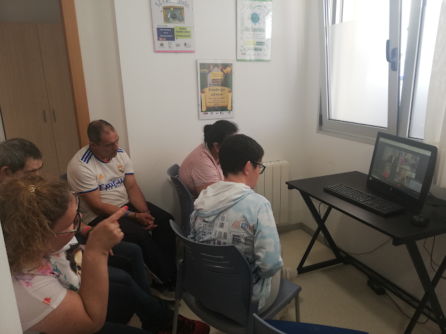 Grupo de personas en una video llamada