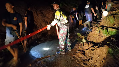 Tanah Longsor di Desa Alasangker Babinsa, Bhabinkamtibmas, dan Warga Bekerja Sama Atasi Bencana