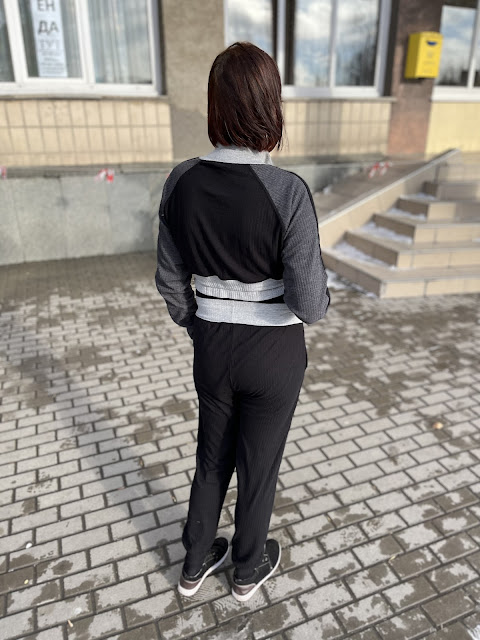 https://femmeluxe.co.uk/grey-charcoal-black-striped-high-neck-long-sleeve-cropped-sweatshirt-high-waisted-joggers-loungewear-set-gavrila
