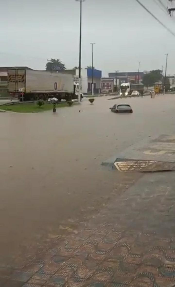Chuvas fortes alagam o município de Cacoal