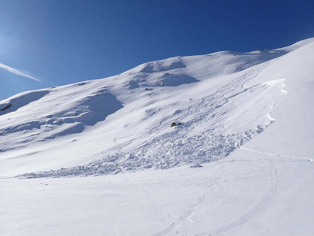 Valanga il 5 febbraio 2022 sotto il Monte Piano (2100 m) a Fleres. Inizialmente non era chiaro se fossero coinvolte persone, quindi è stato avviato un intervento di ricerca; nessuna persona è stata travolta. Al fine di evitare interventi non necessari, dovrebbero essere segnalate anche le valanghe senza coinvolgimento di persone. (Foto: servizio prevenzione valanghe Alto Adige, 06.02.2022)