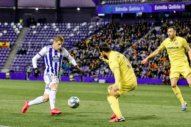 Pablo Hervías encara a Raúl Albiol en presencia de Iborra. REAL VALLADOLID C. F. 1 VILLARREAL C. F. 1. Sábado 08/02/2020, 18:30 horas. Campeonato de Liga de 1ª División, jornada 23. Valladolid, estadio José Zorrilla