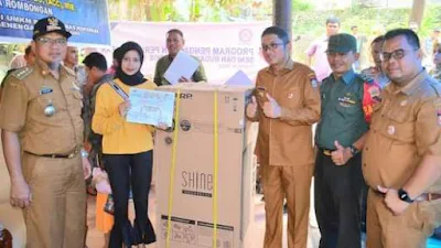 Wali Kota saat menyerahkan bantuan peralatan penunjang produksi bagi kelima pelaku UMKM tersebut di Perumnas IV Indarung RT 04 RW 07, Kelurahan Indarung, Kecamatan Lubuk Kilangan, Senin (16/10/2023).