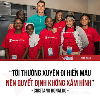 CÓ NGƯỜI THÍCH CÓ NGƯỜI KHÔNG, NHƯNG HÀNH ĐỘNG NÀY CỦA CR7 THẬT ĐÁNG KHÂM PHỤC  Việc Ronaldo bỏ tiền túi cho các hoạt động từ thiện là rất nhiều. Nổi bật và cao cả hơn là hành động hiến máu của CR7. Mỗi năm, ngôi sao người Bồ Đào Nha luôn có hai lần đi hiến máu.  Ronaldo tin rằng, việc hiến máu sẽ giúp được nhiều trẻ em thoát khỏi bệnh hi.ểm ngh.èo. Tất nhiên, việc hiến máu cũng giúp được cho các bệnh nhân lớn tuổi.  "Tôi vẫn thường xuyên đi hiến máu", Ronaldo tâm sự. "Tôi làm điều đó thường xuyên, để giúp đỡ cho mọi người, đặc biệt là trẻ em".  Trong thế giới bóng đá, việc xăm mình như trở thành một trào lưu với các cầu thủ. Nhiều cầu thủ luôn thích khoe hình xăm mới.  Riêng Ronaldo thì không. CR7 kiên định với việc không bao giờ xăm mình. Tất nhiên, anh không hề ác cảm với chuyện này.  Lý do đơn giản, vì hiến máu thường xuyên nên Ronaldo không thể xăm mình. "Tôi không thể xăm mình, vì tôi sẽ còn đi hiến máu nhiều lần nữa".  Nhiều quốc gia không thực tiếp nhận việc hiến máu từ những người xăm mình, ít nhất là trong khoảng thời gian nhất định. Sau mỗi lần xăm mình, nếu muốn hiến máu sẽ phải chờ đợi từ 6 tháng đến một năm.  Ronaldo luôn bị c.hỉ t.r.ích là kiêu ngạo. Nhưng chính Ronaldo - với trái tim nhân ái và lòng thương người - xứng đáng là tấm gương để nhiều người trên thế giới phải soi mình.  #Vietnamnet #Quotes #Thểthao #tinhayvnn