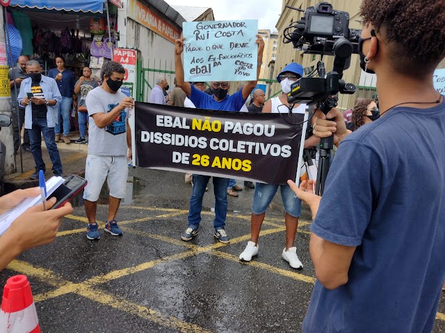 Funcionários da extinta Cesta do Povo, fazem protesto, solicitando pagamentos que aguardam a 26 anos