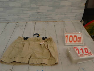 中古品　子供服　１００ｃｍ　オーカーカラー　ショートパンツ　１１０円