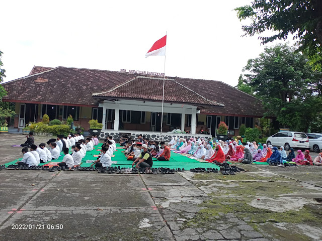 Sholat Dhuha Bersama dengan Kepala Sekolah