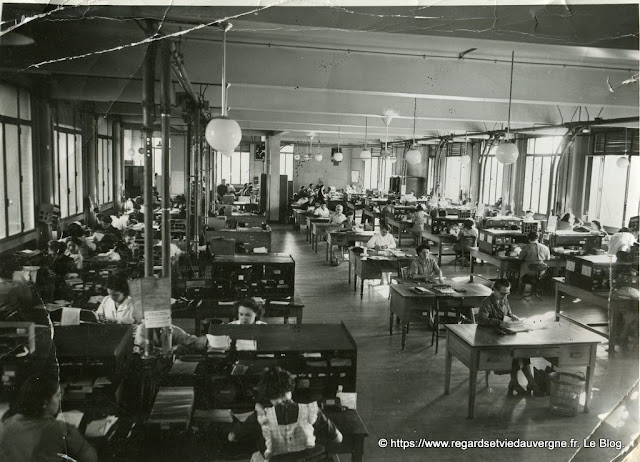 photo noir et blanc à identifier, salle de travail 1955