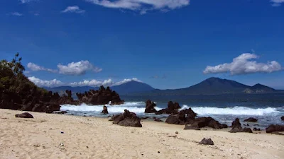 pantai watotena salah satu pantai indah di flores timur