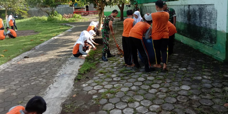 Upaya Jaga Kebersihan, Anggota Koramil Wonosari Ajak Siswa Siswi Bersihkan Lingkungan