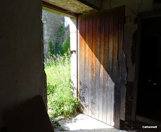 urbex-ferme-adrien-croix-funeraire-soleil-jpg