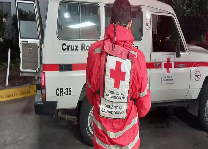 El Salvador: Reportan dos lesionados tras choque de motociclistas contra un caballo