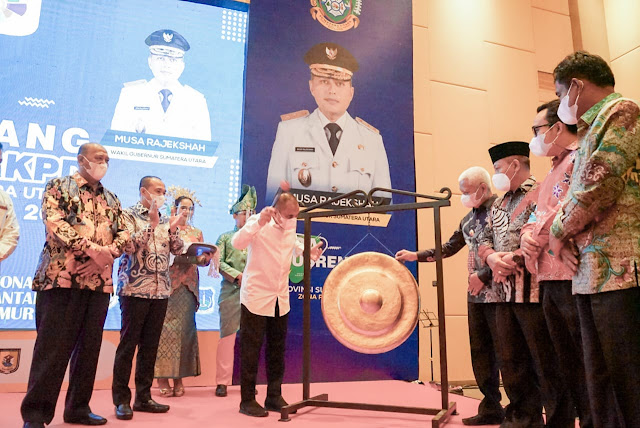 Bupati Asahan Hadiri Pra Musrenbang Penyusunan RKPD Provsu Zona Pantai Timur yang Dibuka Gubernur Sumut,   ASAHAN, Realitasnews.com – Gubernur Sumut Edy Rahmayadi membuka Pra Musyawarah Perencanaan Pembangunan (Musrenbang) Pemerintah Provinsi Sumut, Zona Pantai Timur yang dilaksanakan di Inalum Building Office Center Kuala Tanjung, Kecamatan Sei Suka, Kabupaten Batu Bara, Selasa (01/03/2022).  Bupati Asahan H. Surya, BSc  didampingi Kepala Bappeda dan OPD terkait mengikuti Musrenbang tersebut. Pra Musrenbang yang mengagendakan Penyusunan Rencana Kerja Pemerintah Daerah ini dihadiri oleh Bupati/Walikota Wilayah Pantai Timur, jajaran OPD serta undangan lainnya.    Pra Musrenbang ini membahas paparan dukungan dan strategi mengawal pencapaian target pembangunan serta peningkatan kualitas reformasi birokrasi dalam rangka pencapaian target pembangunan menuju Sumatera Utara Bermartabat.    Dalam Sambutannya , Gubernur Sumatera Utara Edy Rahmayadi mengajak Pemkab/Pemko se- Wilayah Pantai Timur untuk membangun daerah yang lebih baik lagi dengan memperhatikan masyarakat yang saat ini dalam kondisi memprihatinkan dimana Negeri ini masih dilanda Pandemi Covid 19 Varian baru yaitu  Omicran.  Terkait RKPD Tahun 2023, Gubernur Kepri berharap seluruh Pemkab/Pemko se-Wilayah Pantai Timur agar menyusun rencana dan program kegiatan yang mampu mempercepat pemulihan ekonomi akibat Covid-19.   Gubernur juga mengatakan, penyusunan dalam daerah harus terintegrasi dan selaras antara pemerintah pusat dan daerah.   Sementara itu Bupati Asahan H. Surya, BSc Pada kesempatan ini juga menyampaikan paparan tentang Dukungan Kabupaten Asahan dalam percepatan pelaksanaan 8 prioritas Pembangunan dan 54 Kegiatan Strategis Daerah Provinsi Sumatera Utara.