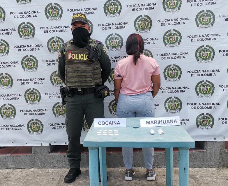 https://www.notasrosas.com/Policía Guajira captura a dos hombres y una mujer, por tráfico de estupefacientes en Maicao