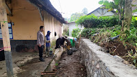 Bhabinkamtibmas Desa Margamukti Kec Pangalengan Gotong Royong Bersama Warga Perbaiki Jalan Perkampungan