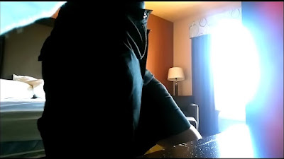 يصور الخادمة تصوير مخفى وهو بينيكها فى غرفتة فى الفندق