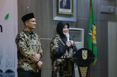 Wali Kota Banda Aceh Illiza Sa’aduddin Djamal bersama Wakil Wali Kota Banda Aceh Afdhal Khalilullah saat menyampaikan sambutan dalam acara buka puasa bersama Forum Komunikasi Pimpinan Daerah (Forkopimda) di Aula Lantai IV, Gedung Mawardy Nurdin, Balai Kota Banda Aceh, Selasa (11/3/2025). (Foto: HO-Pemko Banda Aceh).