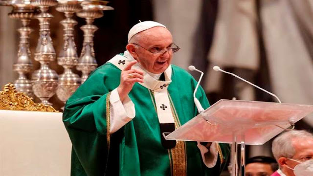 El papa Francisco criticó hoy la violencia machista, dijo que herir a las mujeres es ultrajar a Dios y pidió más promoción y protección de las mujeres en las sociedades actuales, en la primera misa del 2022.  «Cuánta violencia hay contra las mujeres. Basta. Herir a una mujer es ultrajar a Dios, que tomó la humanidad de una mujer», dijo Francisco en la Basílica de San Pedro del Vaticano.  CONTRA LA VIOLENCIA MACHISTA  El papa presidió esta misa del 1 de enero, mientras que ayer, 31 de diciembre, asistió a la de fin de año, sentado en una silla a la derecha de la basílica, y se levantó solo para pronunciar la homilía.  Este sábado, el papa habló de las mujeres y a las madres, y dijo que tienen una «mirada inclusiva, que supera las tensiones conservando y meditando en el corazón».     «Es la mirada con la que muchas madres abrazan las situaciones de los hijos. Es una mirada concreta, que no se desanima, que no se paraliza ante los problemas, sino que los coloca en un horizonte más amplio», añadió.     Recordó que las madres «asisten al hijo enfermo o en dificultad» y subrayó el amor que hay en sus ojos, «que, mientras lloran, saben comunicar motivos para seguir esperando».  Las madres, prosiguió, «saben mantener unidos los hilos de la vida» y por eso son esenciales en el mundo actual, porque son «capaces de tejer hilos de comunión, que contrarresten los alambres espinados de las divisiones, que son demasiados».     También elogió que «no miran el mundo para explotarlo, sino para que tenga vida» y «logran mantener unidos los sueños y lo concreto, evitando las desviaciones del pragmatismo aséptico y de la abstracción».  En su homilía, el papa citó la necesidad de que las personas se enfrenten a los problemas con paciencia, conservando la fe y meditando.  Algunas veces, admitió, «tenemos la esperanza de que todo va a salir bien, pero de repente cae, como un rayo de la nada, un problema inesperado. Y se crea un conflicto doloroso entre las expectativas y la realidad. Pasa también con la fe, cuando la alegría del Evangelio es puesta a prueba por una situación difícil que nos toca atravesar».  Esta dificultad, argumentó, forma parte del camino hacia «la meta, la cruz sin la cual no se resucita».  PAZ EN EL MUNDO  En este primer día del año la Iglesia católica conmemora la Jornada Mundial de la Paz, que esta edición está dedicada al «diálogo entre generaciones, a la educación y al trabajo».  Tras la misa, el papa se asomó a la ventana del palacio apostólico del Vaticano para rezar el Ángelus con los fieles de la plaza y pedir la paz en el mundo: «Se necesita la paz. He estado viendo imágenes en un programa de televisión, de guerra, de miseria. Esto ocurre hoy en el mundo. Queremos paz».  Momentos antes del rezo, destacó que la paz se construye con atención a los demás, justicia y perdón.  También reconoció que el mundo vive «aún tiempos inciertos y difíciles a causa de la pandemia» y que «son muchos los que están atemorizados por el futuro y agobiados por las situaciones sociales, los problemas personales, los peligros que provienen de la crisis ecológica, de las injusticias y de los desequilibrios económicos planetarios».  Finalmente, quiso acordarse de «las jóvenes madres y en sus hijos que huyen de las guerras y de las carestías o que esperan en los campos de refugiados».  EFE