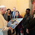 El Papa cumple 85 años y lo celebró con refugiados